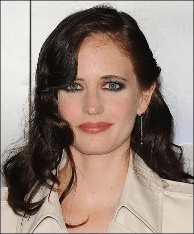 Actrice ne en 1980, elle apparait dans quelques rles au thtre. Sa premire apparition au cinma date de 2003 dans le film  Innocents, the dreamers  de Bernardo Bertolucci.