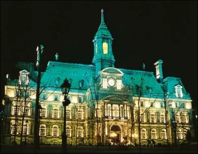L'htel de ville de Montral est clbre pour son balcon o fut prononc un certain discours du gnral de Gaulle, mais de quel btiment est-il inspir ?