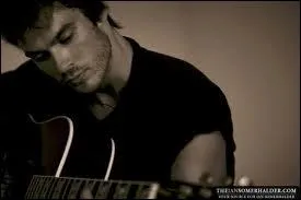 De quelle couleur sont les yeux de Ian ?