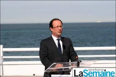 Combien de personnes ont assist au meeting de Franois Hollande sur les quais du bassin Napolon mardi dernier ?