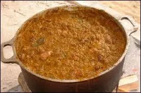 Il est de tradition en Guyane de servir, le lundi de Pques le bouillon d'Awara, de quoi est-il compos ?