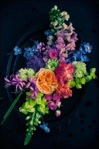 Prsentes  plat, dans une coupe, ce mlange de fleurs est trs color. Quelles sont ces fleurs en grappes, qu'on voit en haut et en bas de la photo ?