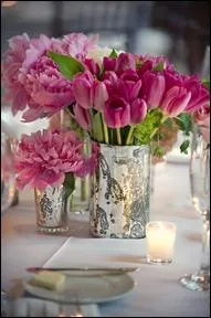 Un arrangement floral en rose, compos de bouquets de tulipes roses et de bouquets de ?