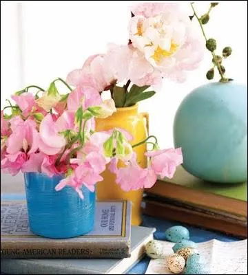 Quelles sont ces dlicates fleurs roses trs parfumes qui sont en premier plan de cet arrangement ?