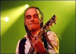 ''On vous souhaite tout le BONHEUR du monde / Et que quelqu'un vous tende la main / Que votre chemin évite les bombes / Qu'il mène vers de calmes jardins.''