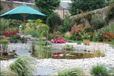 ''Un jardin / Quatre murs / Un soleil / Doré comme un citron mûr / Ta chaleur / Blottie contre ma chaleur / Et ton cœur tout contre mon cœur / Ce serait la maison du BONHEUR.''