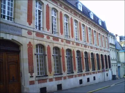 La Bibliothque Guy de Maupassant de Saint-Quentin. Parmi les oeuvres suivantes laquelle est de Guy de Maupassant ?