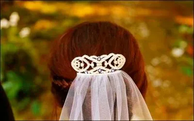 Qui offre la broche  Bella avant le mariage ?