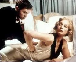 La trs snob et litiste Kristin Scott-Thomas ne l'est plus autant aprs la mort de son poux dans cette superbe peinture chorale de Robert Altman qu'est le film ?