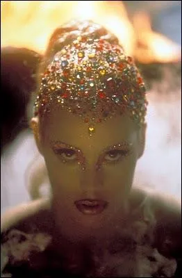 Premier rle de ce film du sulfureux ralisateur Paul Verhoeven (Basic instinct), Elizabeth Berkley ne fit pas la carrire escompte. Quel est ce film ?