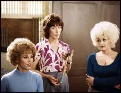 La chanteuse country Dolly Parton est la blonde secrtaire de direction dans une comdie qui se passe au bureau, avec Jane Fonda et Lily Tomlin pour comparses brimes. C'est ?