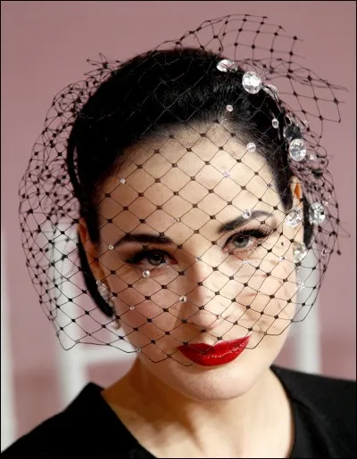 Les coquettes ou les mariées s'en couvraient le visage et observaient le monde derrière cette parure de tulle coquine.