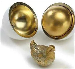 Cet  Oeuf  la poule  a t cr par un joailler russe  la demande du tsar Alexandre III. Il fait partie de la collection des oeufs dits de :