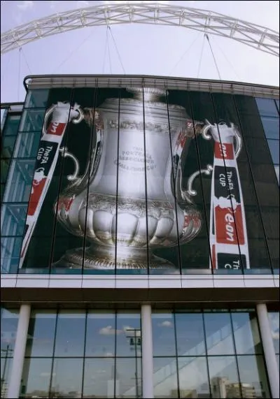 Pour quelle raison le match de Coupe d'Angleterre de football Tottenham-Bolton a-t-il t arrt et report le 17 mars ?