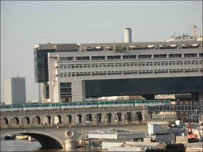 Bercy est optimiste. Le ministre de l'Economie et des Finances a relev sa perspective de croissance annuelle pour 2012 de 0, 5% 