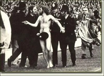 Un homme nu dans un stade, c'est courant en Grande-Bretagne, surtout en ...