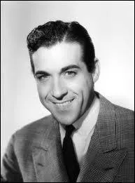 Qui a accd  la clbrit avec  La belle de Cadix  et  Le chanteur de Mexico  ?