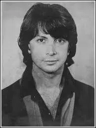  Capri, c'est fini. Et dire que c'tait la ville de mon premier amour. Capri, c'est fini. Je ne crois pas que j'y retournerai un jour...  .