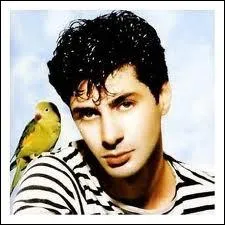 Qui est cet auteur-compositeur-interprte, acteur et producteur n  Oran en 1956 ?