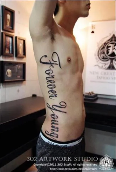 Quels mots correspondent  un de ses tatouages ?