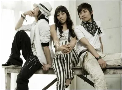 A quel label appartient le groupe 8eight ?