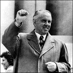 L'Albanie me doit les milliers de bunkers contruits sur la cte durant mes 40 ans au pouvoir.