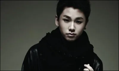 Qui est chanteur et rappeur, n le 04 octobre 1994 ?