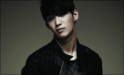 Qui est chanteur et est n le 07 mars 1992 ?