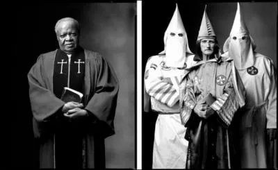 A quelles lettres vous font penser l'accoutrement ridicule de droite ?