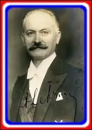   Les conflits doivent se rgler sur la base du droit par des moyens pacifiques.  