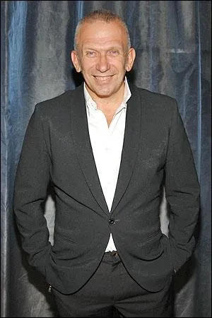 Il reoit en 2011 le Globe de Cristal, meilleur crateur de mode :