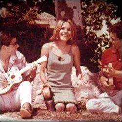 A ses dbuts France Gall a chant  La cloche . Quels taient les instruments de musique qui accompagnaient cette cloche pour  faire danser tous les amis  ?
