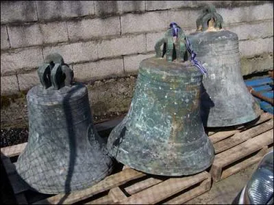 La chanson  Les trois cloches  a t cre en 1939. Quel groupe vocal en fit un succs international en l'interprtant aux cts d'Edith Piaf ?