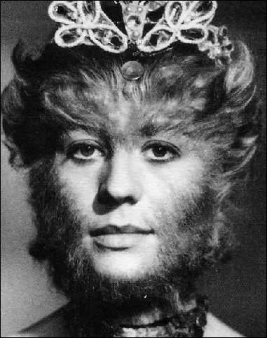 Qui se cache sous les traits de la femme  barbe, pour le film  Le mari de la femme  barbe  ?