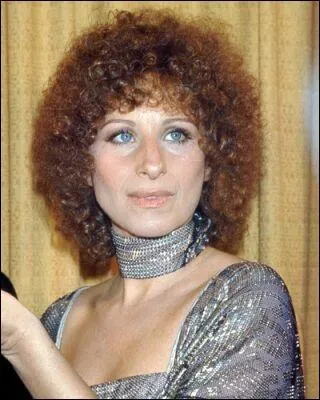 Toute permanente en petites bouclettes, du temps o cette star est tombe amoureuse d'un coiffeur Jon Peters (qui l'a ainsi transforme), devenu producteur. Qui est-ce ?