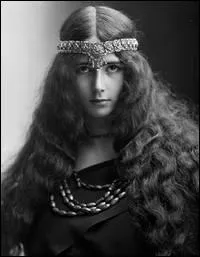 Photographie par le pionner Nadar, cette trs belle femme tout en cheveux est ?