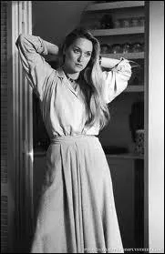 Cette actrice a toujours port les cheveux plutt longs, mais ici leur longueur est exceptionnelle, dans le film o elle est l'pouse de Woody Allen, Manhattan. C'est ?