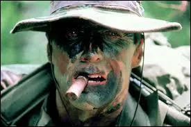 Dans quel film ralis par ses soins en 1986 interprte-il le sergent Tom Highway, un vtran de la Guerre de Core et de la Guerre du Vietnam qui va imposer son style rigide mais efficace ?