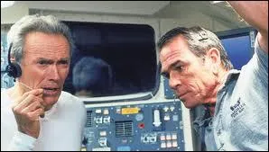 En 2000, dans quel film (acteur, ralisateur et producteur) avec Tommy Lee Jones et Donald Sutherland part-il dans l'espace ?