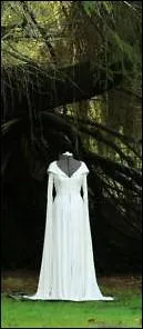 Combien de tenues porte Kahlan pendant les 2 saisons ?