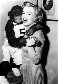 Dans ce film o elle est secrtaire de Cary Grant, elle se prnomme...