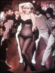 Dans ce rle o elle est une comdienne chanteuse, elle se prnomme...