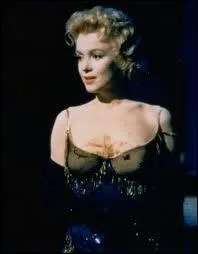 Dans ce rle de chanteuse de bouge, elle se prnomme...