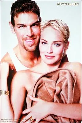 Voici, auprs de Sharon Stone, Kevin Aucoin qui tait un clbre maquilleur. Combien facturait-il chaque prestation c'est  dire chaque maquillage ?