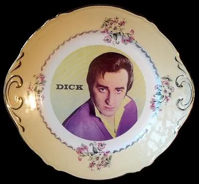 Est-ce amusant ou d'un got discutable... Qui est l'artiste qui  enjolive  cette assiette  offrir ?