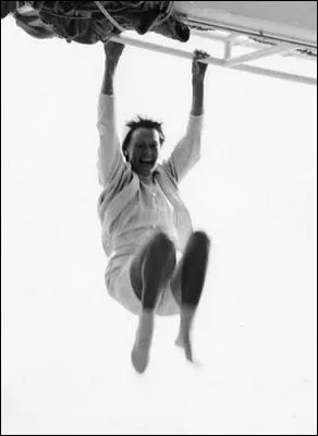 Qui est la personne ainsi suspendue aux patins d'un hlico, et qui rit aux clats...