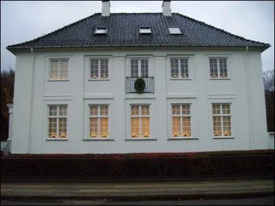 Ambassade : reprsentation diplomatique ou le btiment ddi  cette reprsentation.