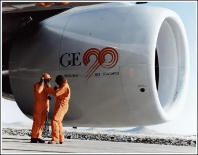 Quel avion  long courrier  possde les plus gros et plus puissants turboracteurs du monde ?