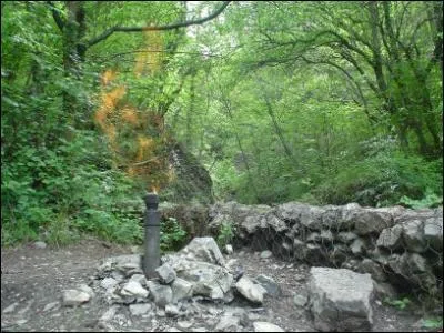 Situe sous le Col de l'Arzelier, en Isre, c'est un bassin d'o s'chappaient des flammes et qui fut lu  demeure du Diable  :