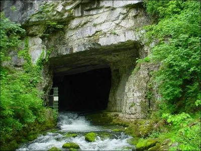 Magnifiques grottes du Vercors connues pour leurs deux cuves, elle auraient t le domaine de la fe Mlusine :